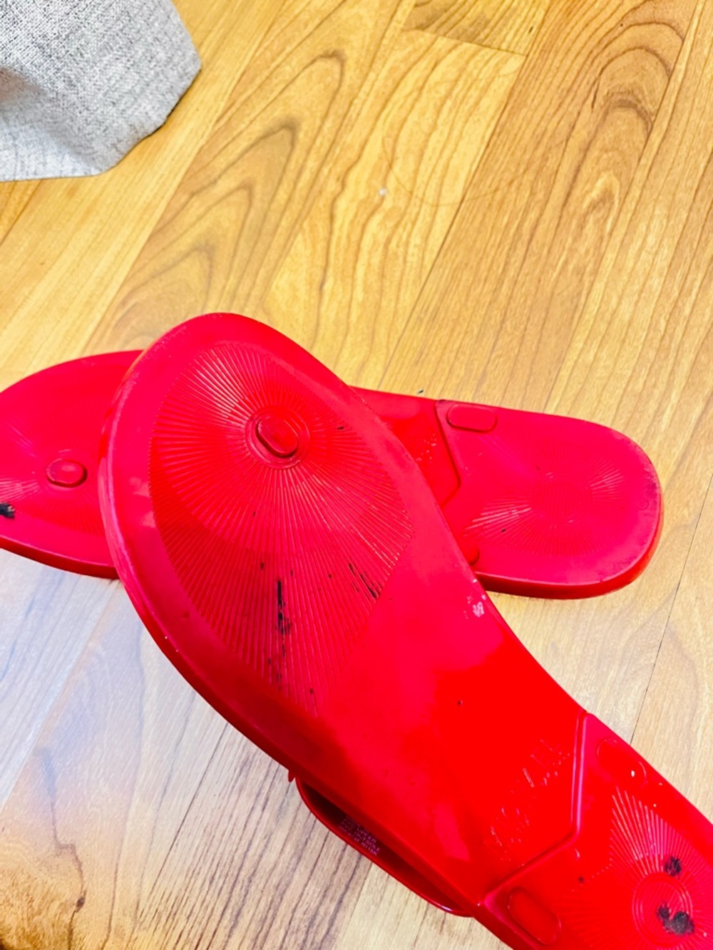Michael Kors Jelly Thong Sandals – cherry Red Logo Charm Cork Sole Size 9 - Picture 7 of 8
